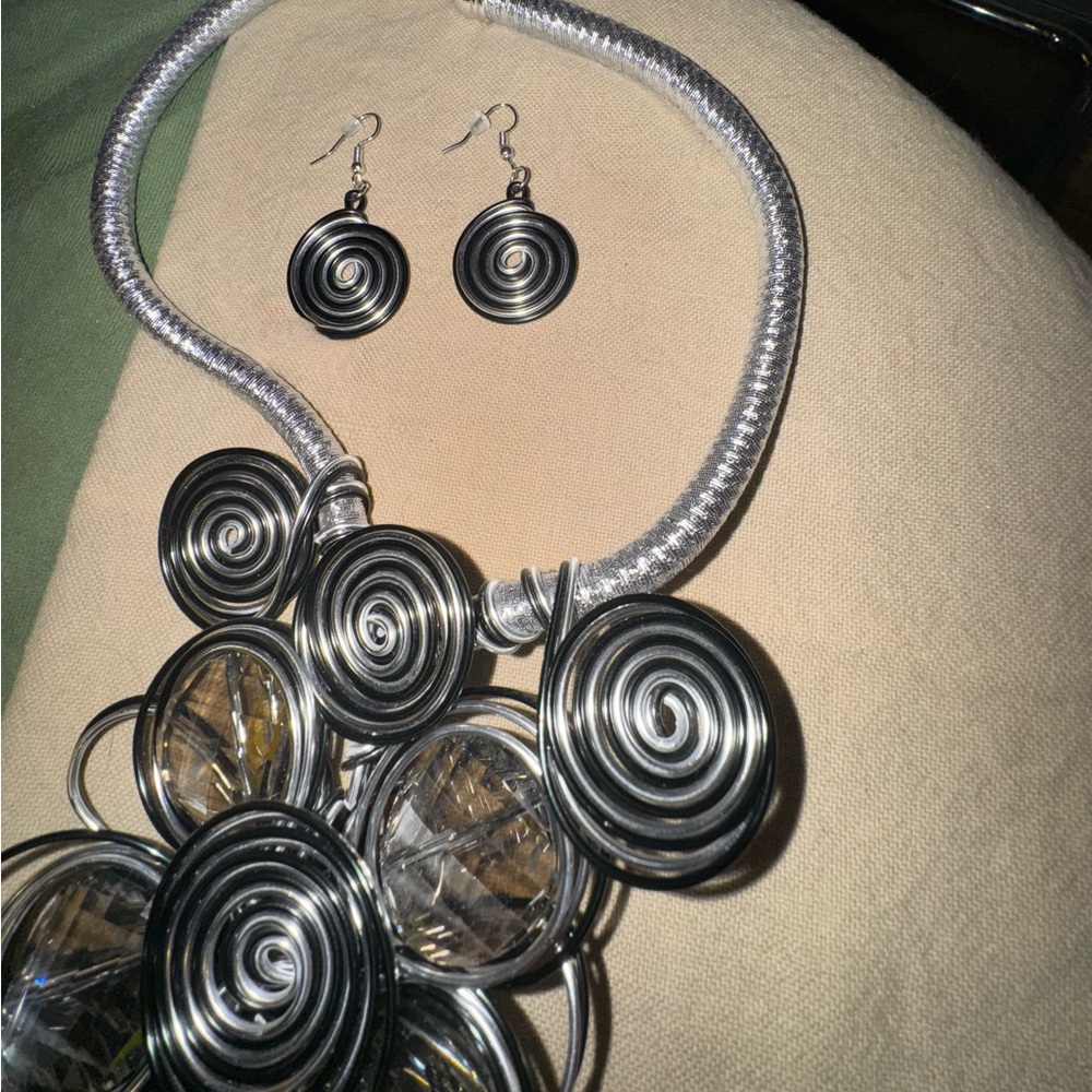 🆕 Spiral Necklace and Earring Set - Picture 4 of 6